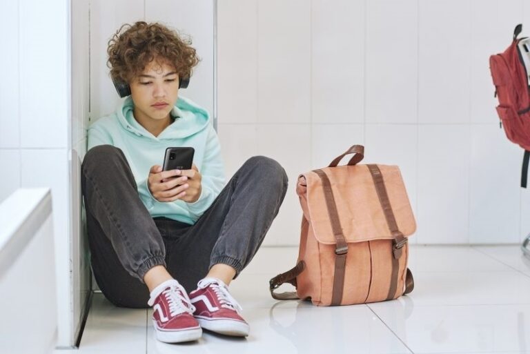 El papel de las netiquetas para crear entornos seguros que ayuden a combatir el acoso digital