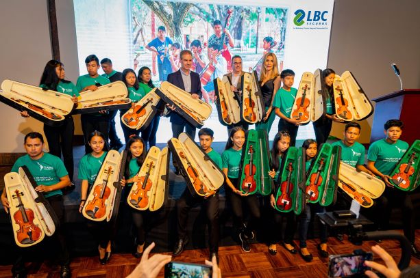 LBC SEGUROS SE SUMA AL “PROYECTO INTEGRAL CHIQUITANIA” Y REALIZA DONACIÓN DE VIOLINES