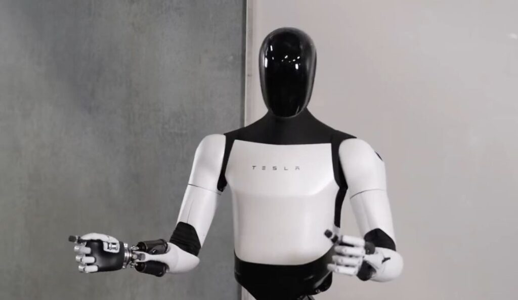 Tesla muestra mejoras del robot humanoide Optimus Gen 2, con mayor movilidad en el cuello y sensibilidad en los dedos